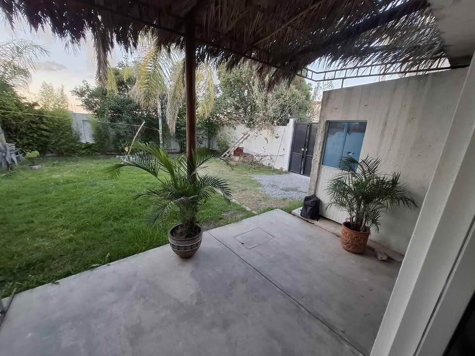 Jardín y cochera